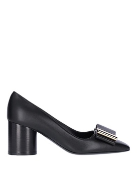 Court shoes