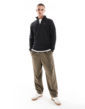 Tommy Jeans 1/4 zip mock neck fleece in black