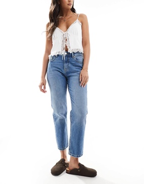 Stradivarius D89 low rise mom jeans in light wash blue