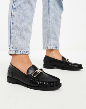 ASOS DESIGN Melodic slim loafer with chain in black