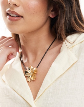Accessorize brushed flower cord necklace in gold