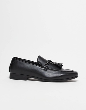 ASOS DESIGN loafers in black with tassel detail