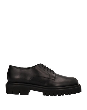 Laced shoes