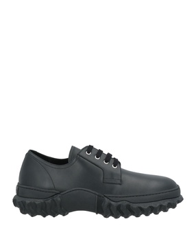 Laced shoes