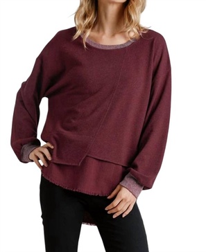layered frayed hem top in burgundy