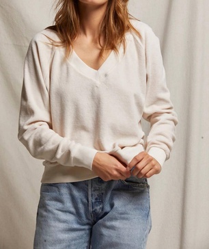 ember velour v neck sweatshirt in sugar