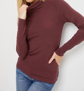 turtle neck knit top in merlot