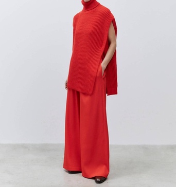 sleeveless turtleneck in rosso