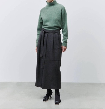 wool pleated skirt in anthracite