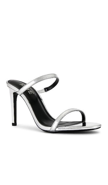 Nina Heel
