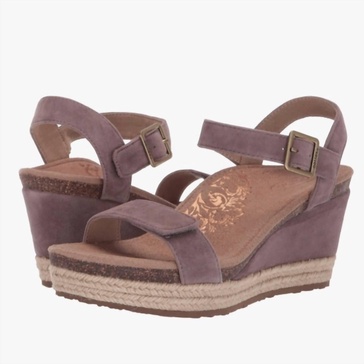 sydney wedge in taupe suede