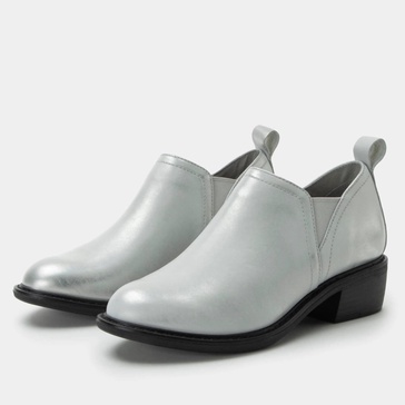 women's merle bootie in silver white