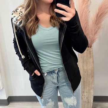 so it goes full zip sweatshirt in black