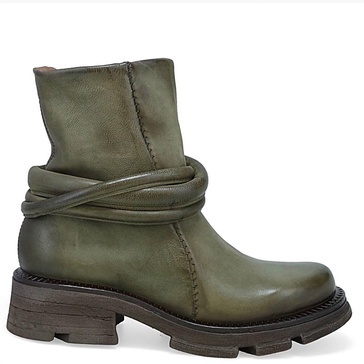linder boot in jungle