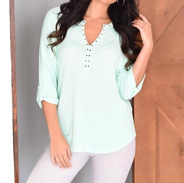 emma grommet v-neck kashmira top in mint