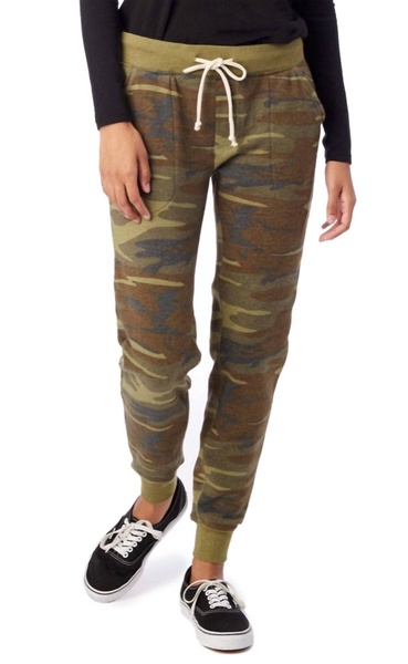 fleece jogger pant in camo