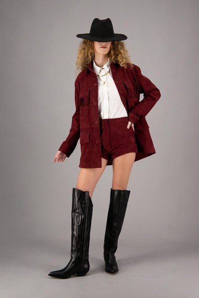 Donna In Burgundy Suede