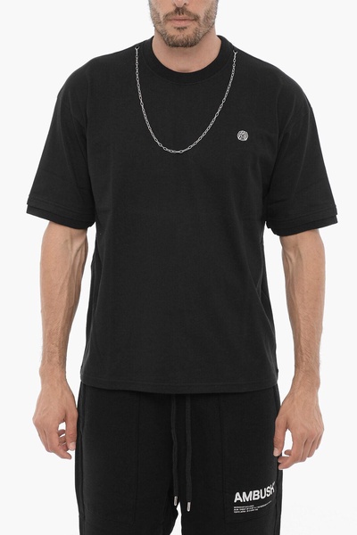 solid color crew-neck t-shirt with silver-tone chain