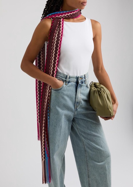Zigzag-intarsia fine-knit scarf