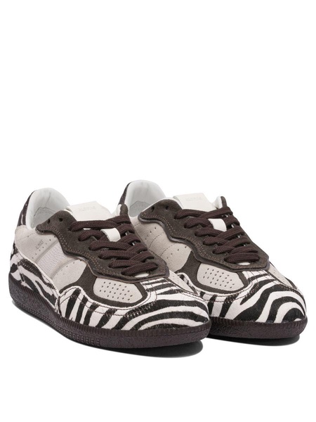 Alohas Sneakers & Slip-On