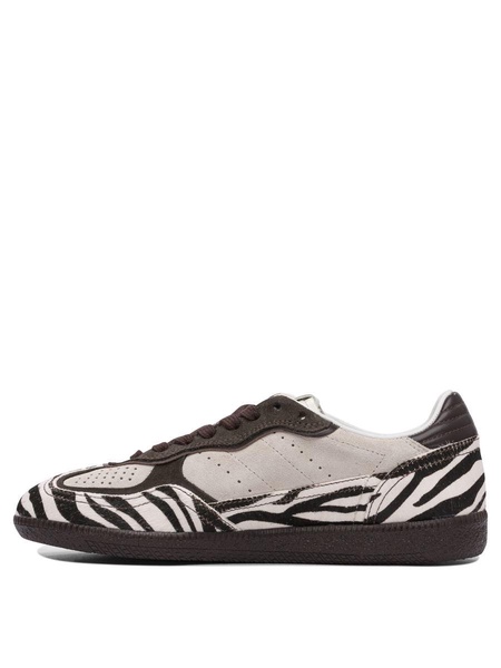 Alohas Sneakers & Slip-On