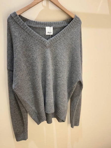 v-sweater in heather mel
