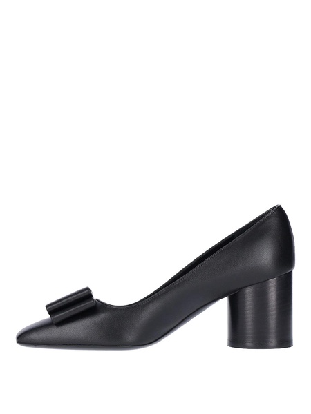 Court shoes