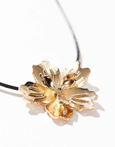 Accessorize brushed flower cord necklace in gold