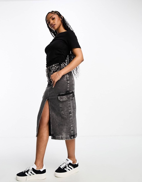 Pieces ruched side T-shirt in black