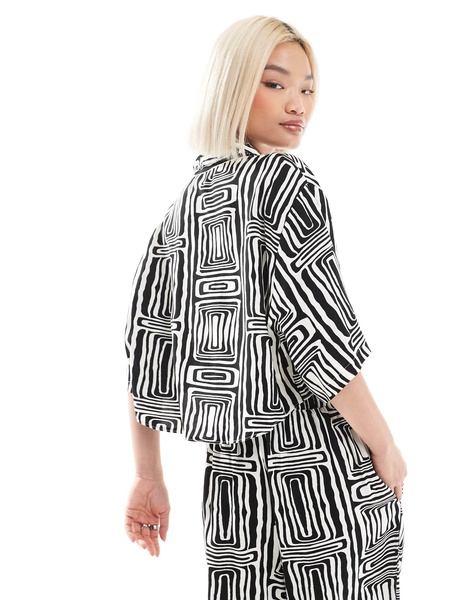 ASOS DESIGN cropped shirt in black and white print
