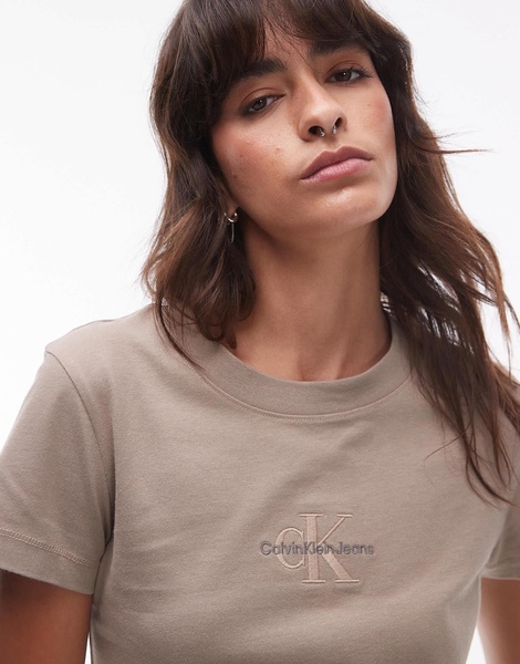 Calvin Klein Jeans monologo slim T-shirt in taupe