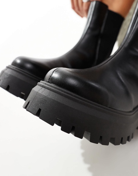 ASOS DESIGN Wide Fit Amber chunky chelsea boots in black