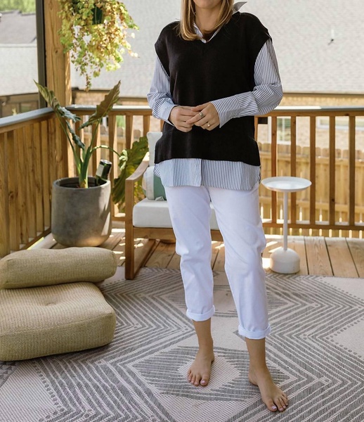 7 v neck vest in black