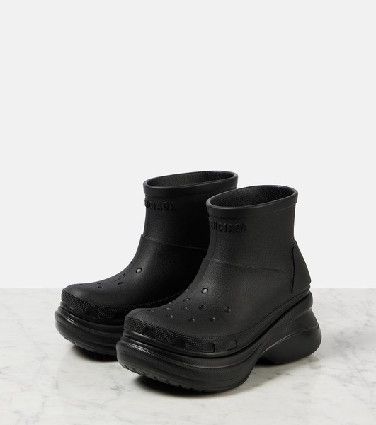 x Crocs rain boots