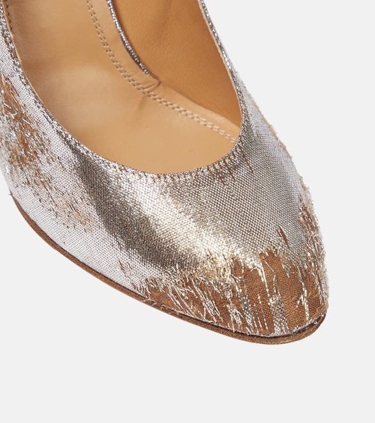 Distressed metallic pumps