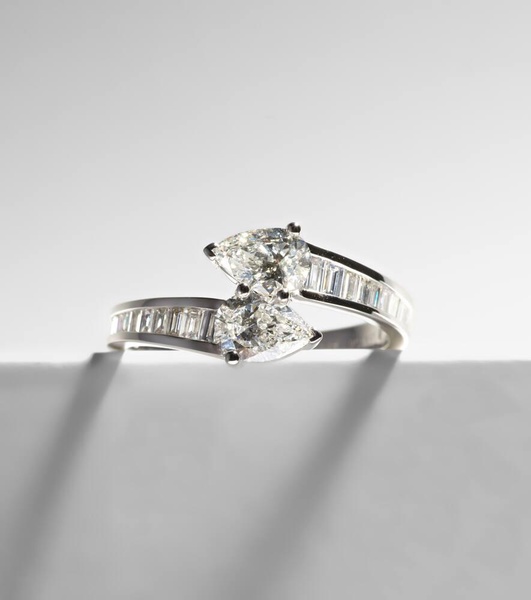 Saturn 18kt white gold ring with diamonds