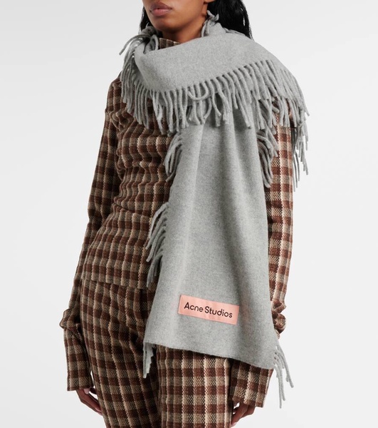 Fringed wool scarf