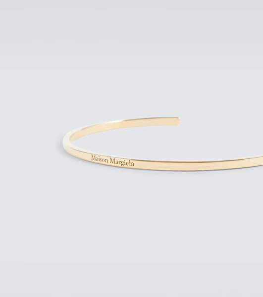 Logo arm cuff