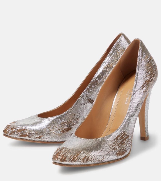 Distressed metallic pumps