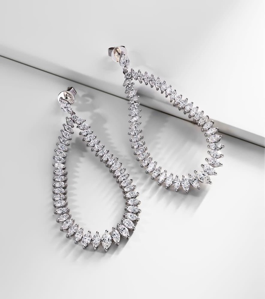 18kt white gold earrings with diamonds