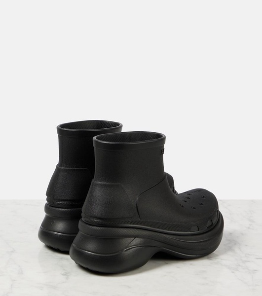 x Crocs rain boots