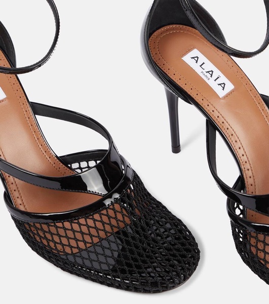 Infradito 90 fishnet patent leather pumps