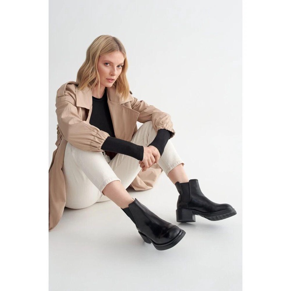 Black Leather Heeled Chelsea Boots