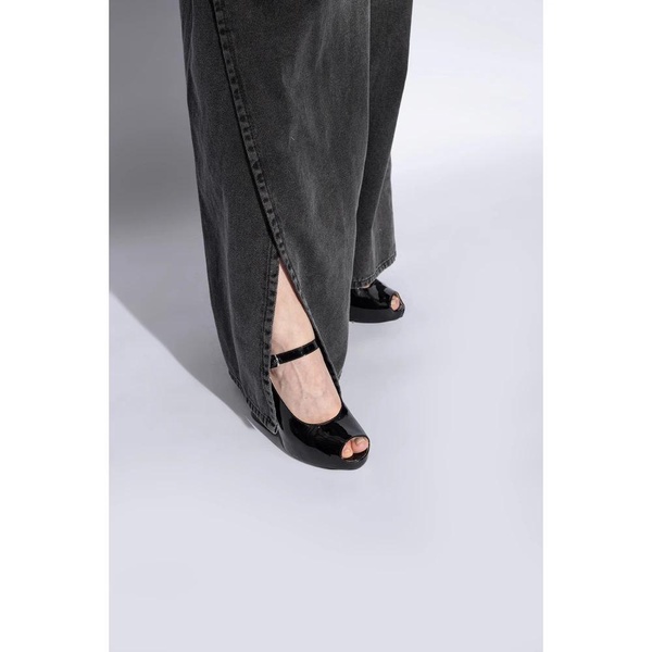 Glossy pumps