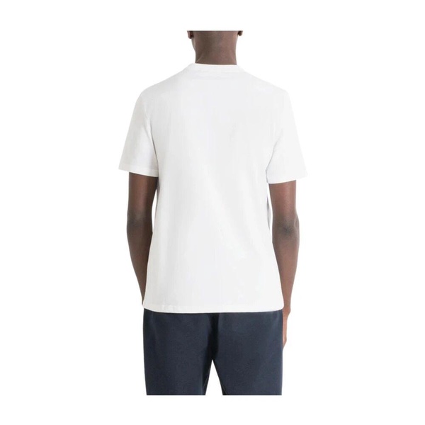 White T-shirt with contemporary style