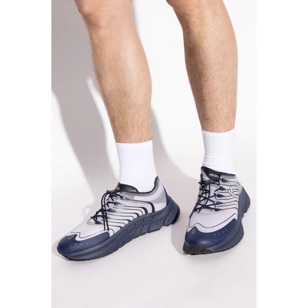 Sports shoes