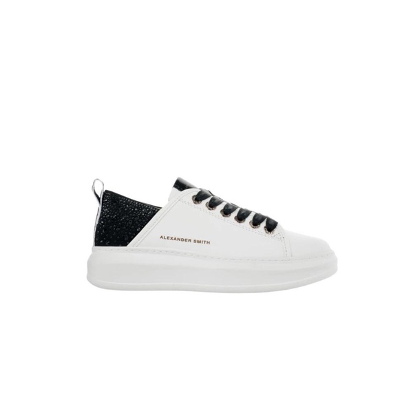 Wembley Woman White Black Sporty Elegance