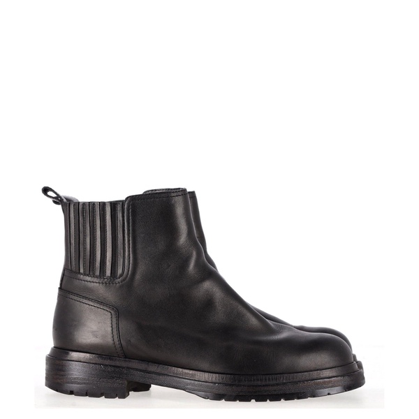 ankle boots in black leather