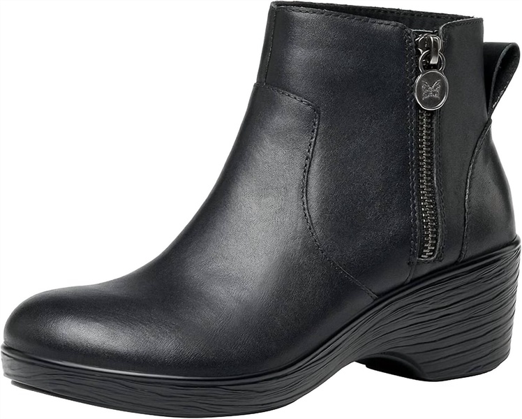 serina ankle boots in black