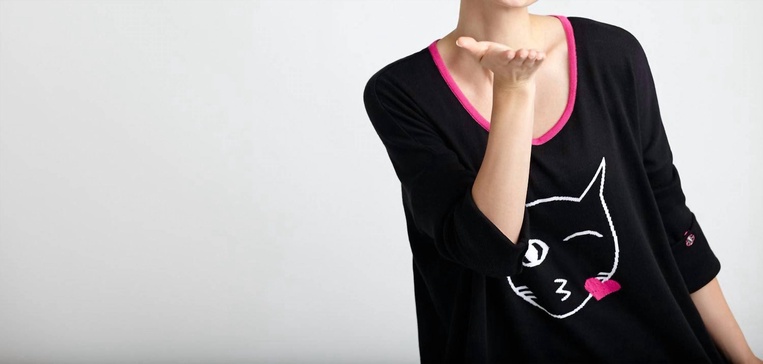 cat kiss graphic sweater in black/white